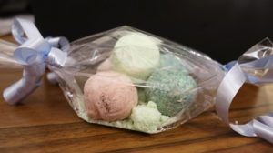 DIY Bath Bomb Wrapping Styles For Gifts - The Candy Wrapping Style