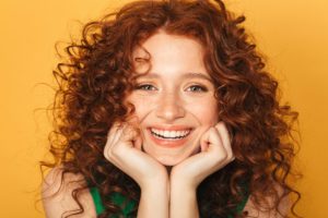 woman with long curly hair smiling heatless curls methods