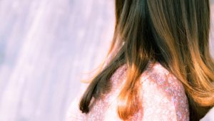 woman with frizzy hair Anti Frizz Routine