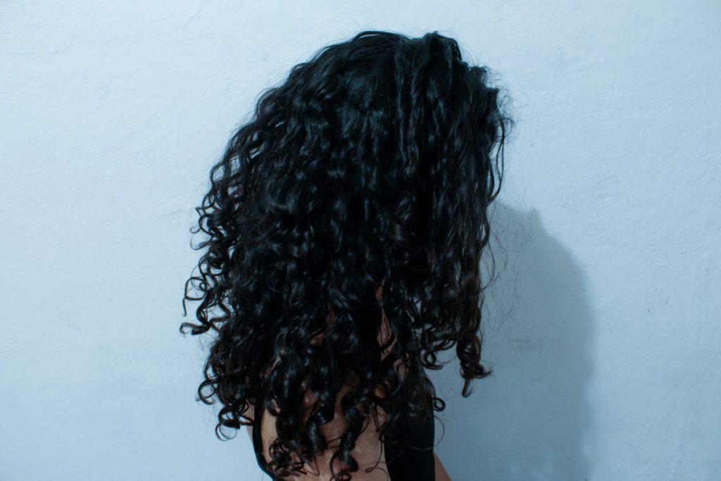 woman with curly hair beautiful hairstyle Anti Frizz Routine
