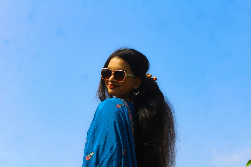 what to wear in 90 degree weather fashionable woman in summer outfit with long hair and sunglasses