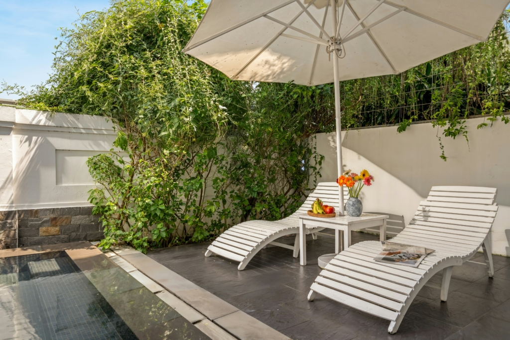 outdoor living space ideas summer lounge chairs backyard pool