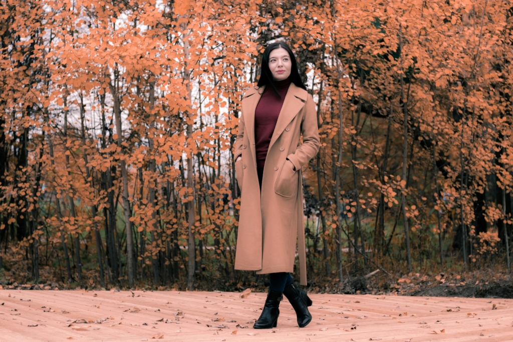 fall style woman in trench coat autumn clothing fall capsule wardrobe essentials