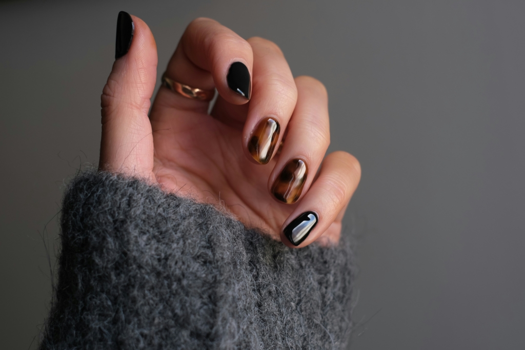 fall nails tortoishell nails fall beauty trends 2026