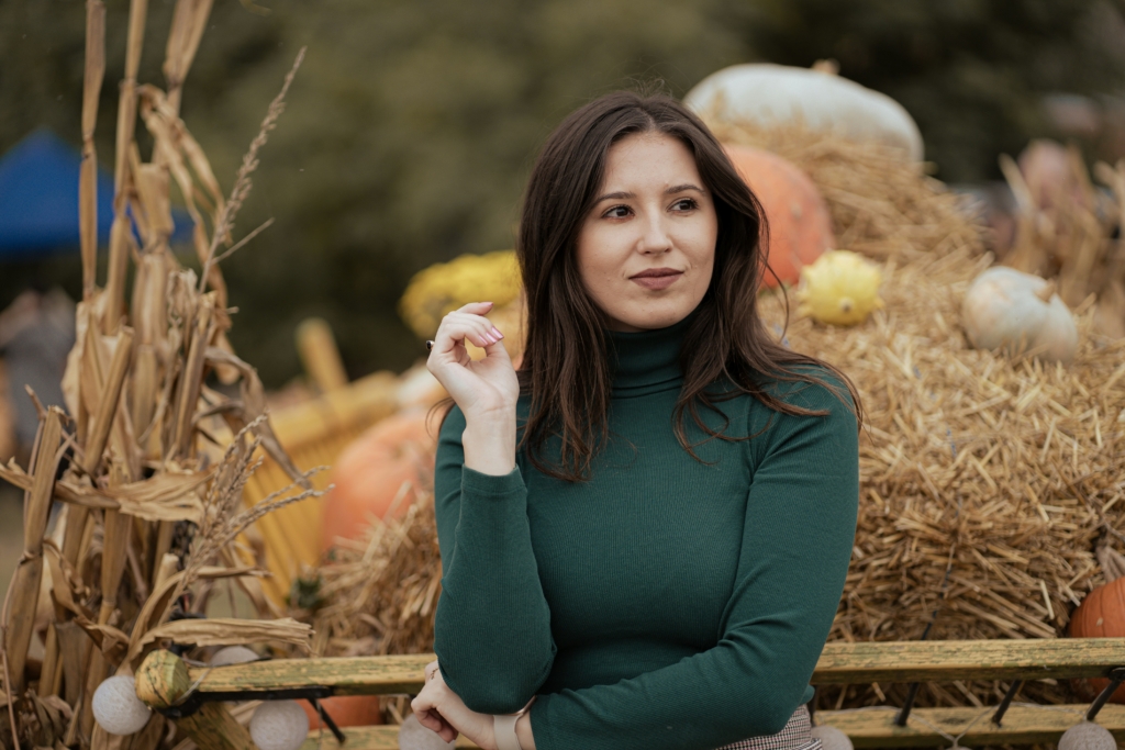 woman at a pumpkin patch fall autumn pumpkin patch outfits for moms