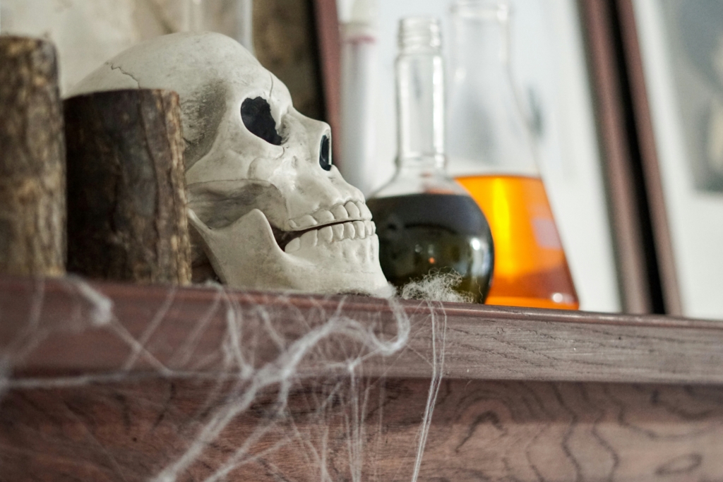 skulls on mantel halloween home decor ideas