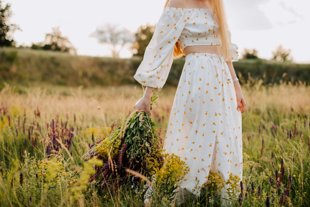 cottagecore shoes outfit aesthetic woman in a autumn field