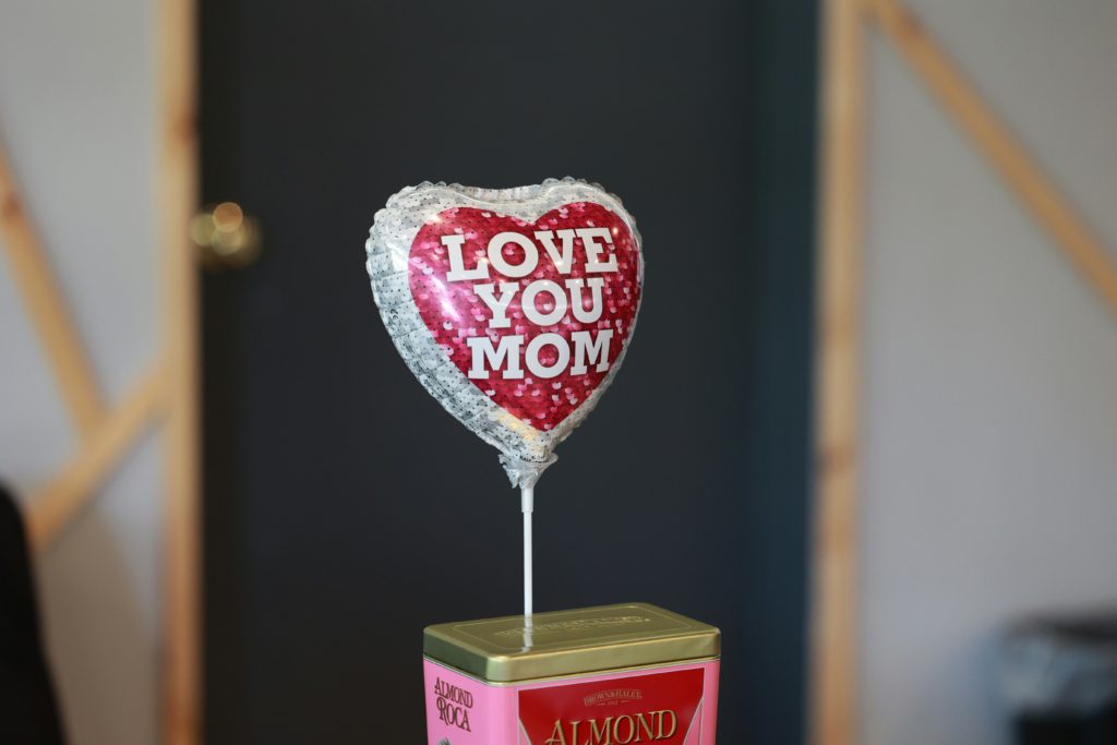 love you mom mother's day balloon