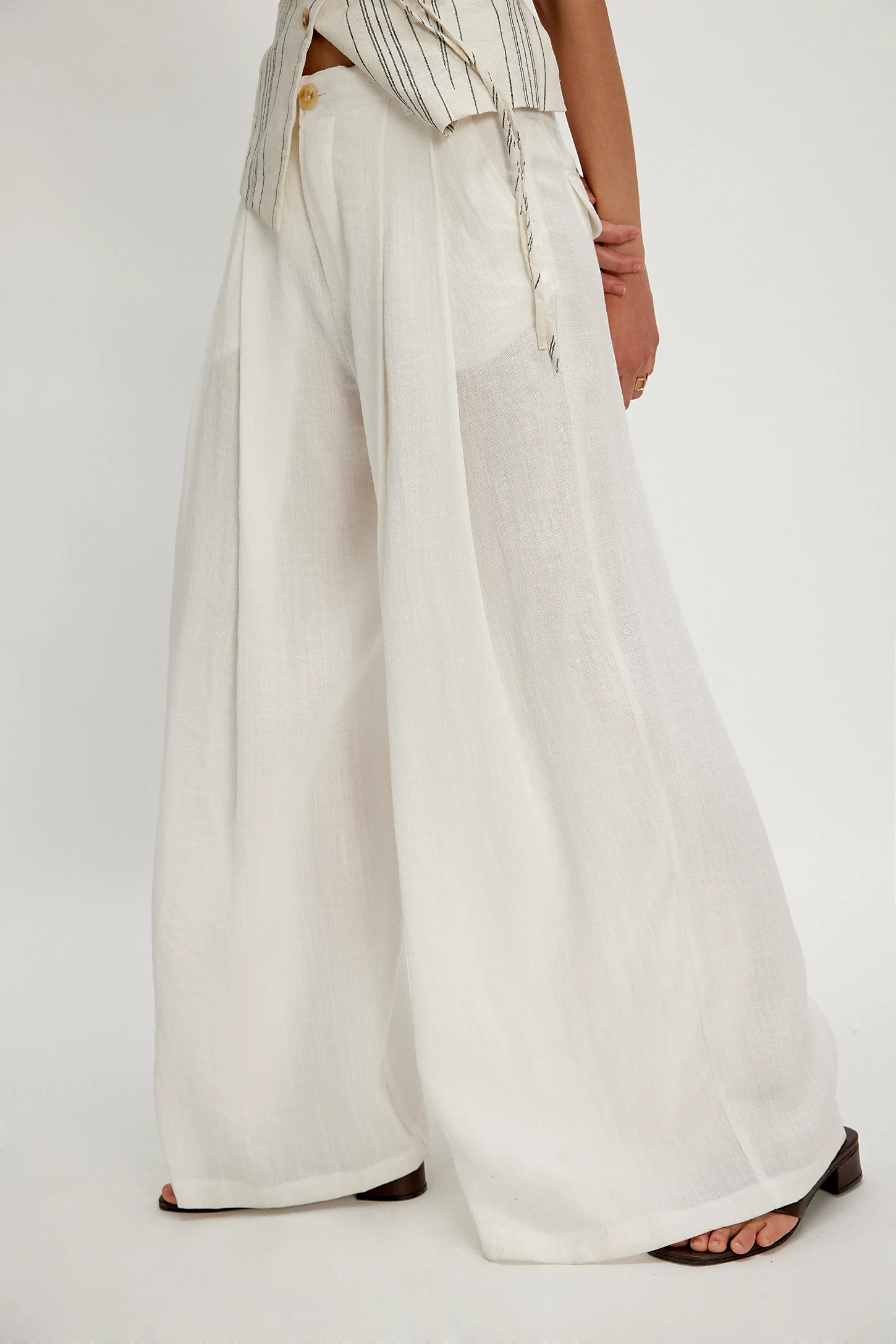 summer capsule wardrobe - linen pants