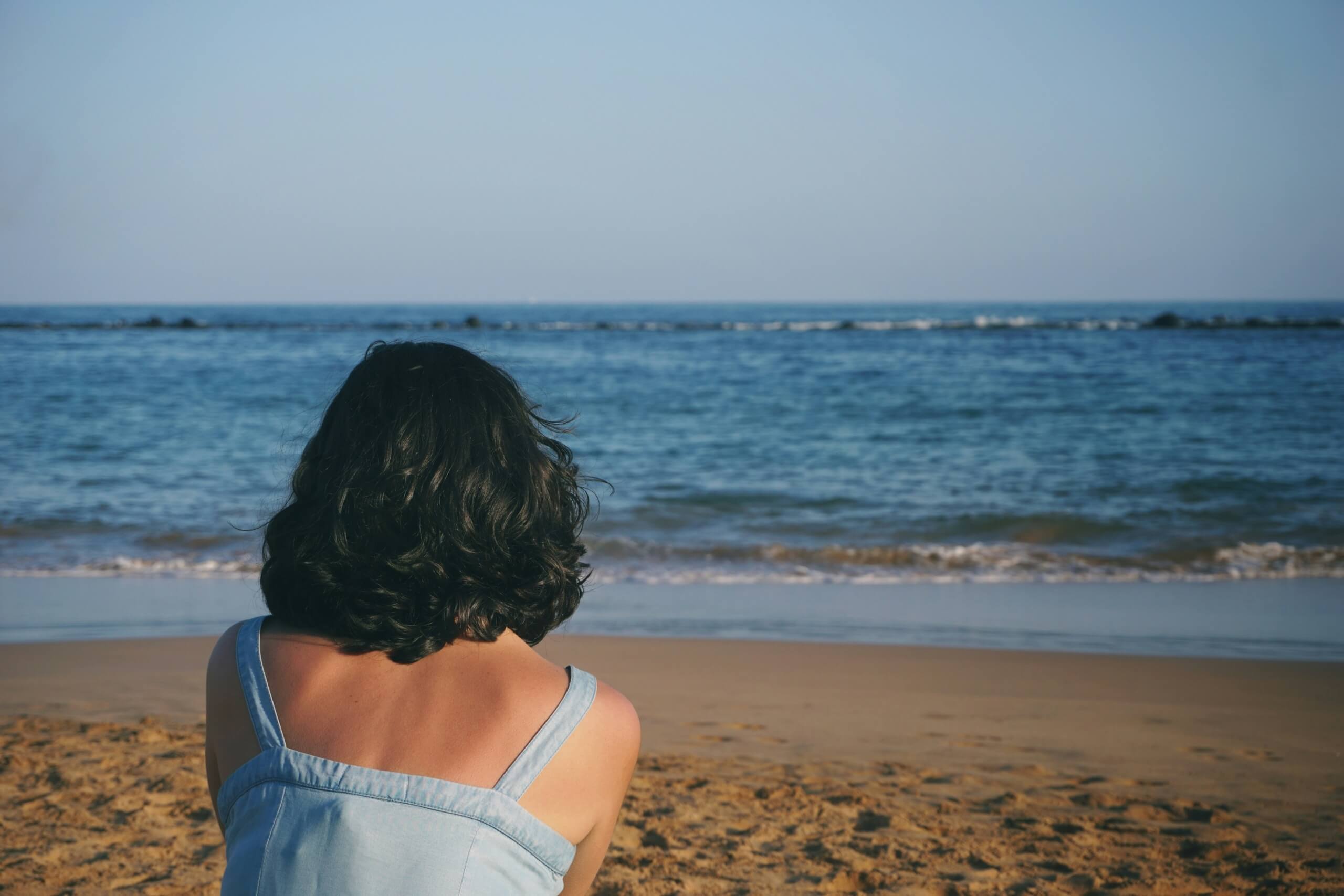 beach wave hair - short haired woman at the beach
