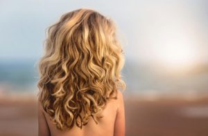 beach wave hair - blonde wavy hair